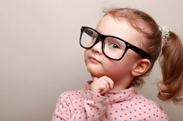 چگونه بفهمیم فرزندمان به عینک نیاز دارد؟