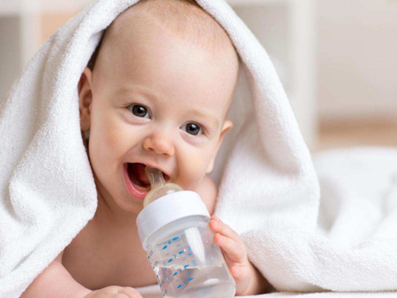 کودک من چه زمانی میتواند آب بنوشد؟
