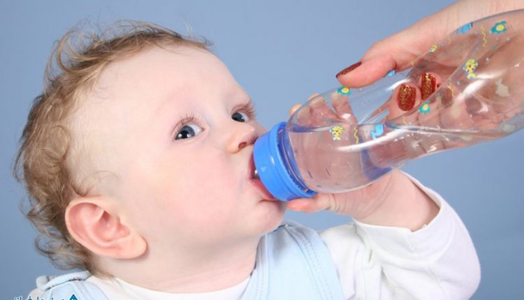کودک من چه زمانی میتواند آب بنوشد؟